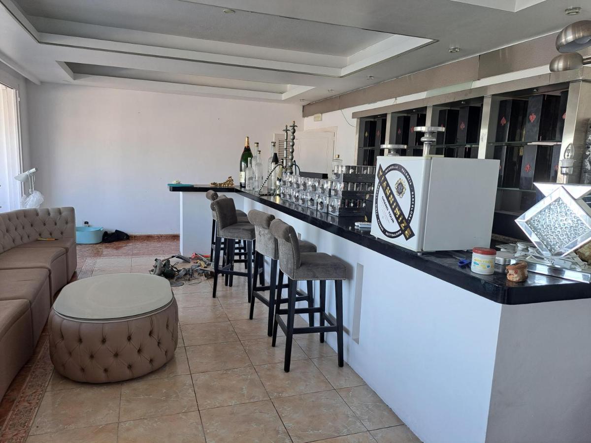 Private Suites In Huge Penthouse 1St Line Puerto Banus, Incredible Views, Jacuzzis Marbella Eksteriør bilde