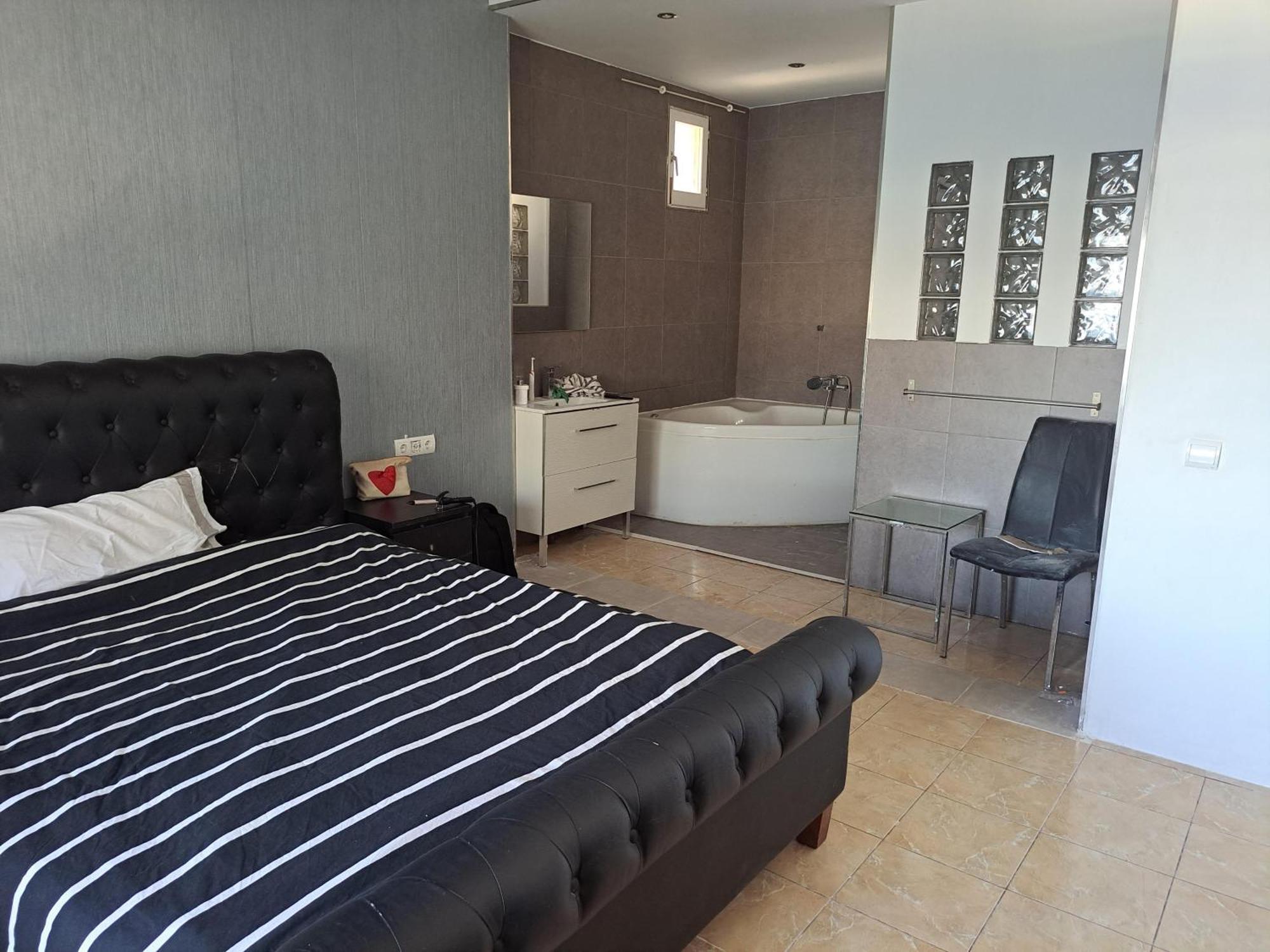 Private Suites In Huge Penthouse 1St Line Puerto Banus, Incredible Views, Jacuzzis Marbella Eksteriør bilde